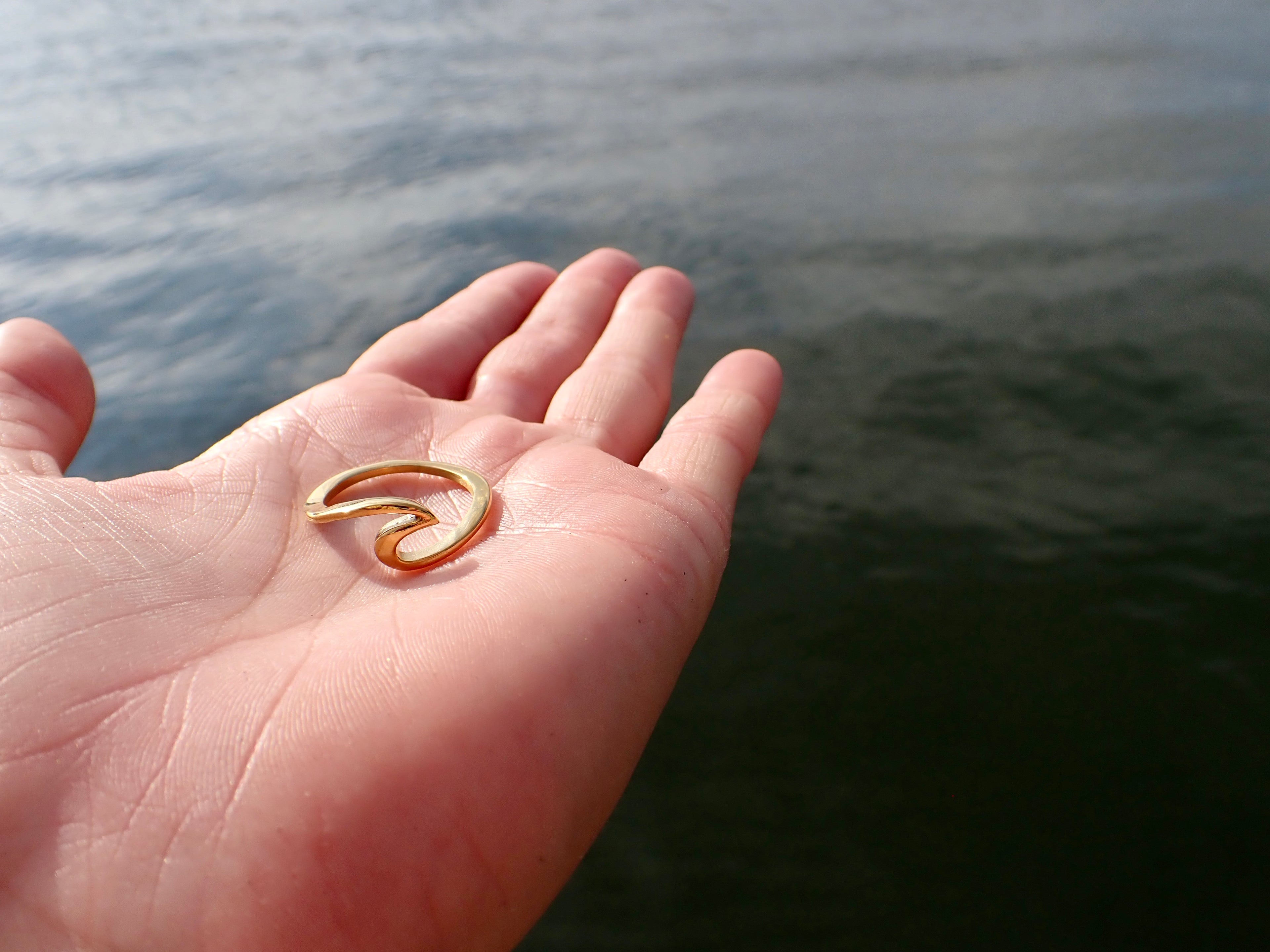 18K wave ring